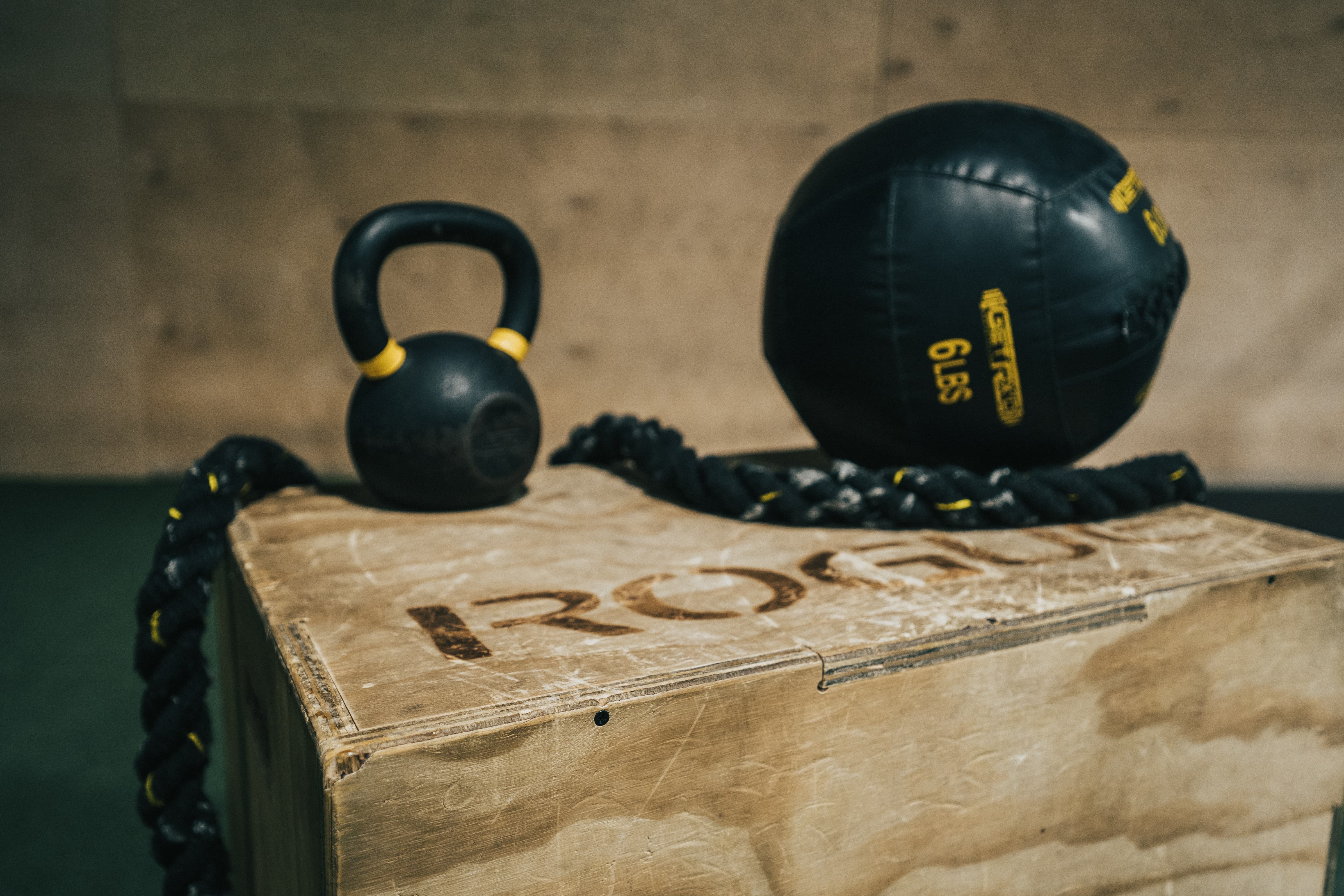 photo de Crossfit, d'une kettelbelt, une medecine ball et une box